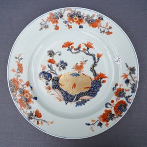 Een paar Chinese Imari-stijl en famille rose dekselvazen en twee schotels, Qianlong — foto 40