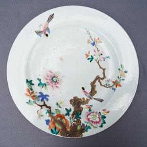 Een paar Chinese Imari-stijl en famille rose dekselvazen en twee schotels, Qianlong — foto 42