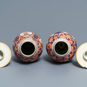 Een paar Chinese Imari-stijl en famille rose dekselvazen en twee schotels, Qianlong — foto 5