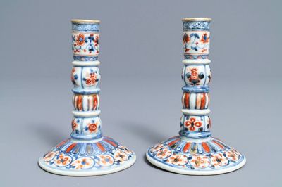 Een paar Chinese Imari-stijl kandelaars naar Europees model, Kangxi