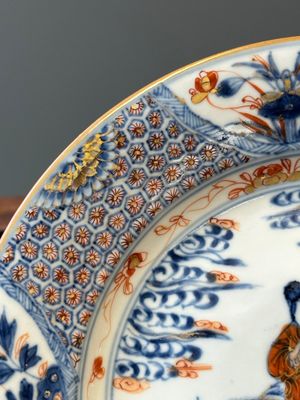 Een paar Chinese Imari-stijl 'Xi Xiang Ji' borden, Kangxi — foto 12