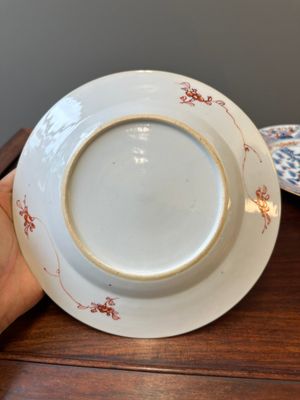 Een paar Chinese Imari-stijl 'Xi Xiang Ji' borden, Kangxi — foto 13
