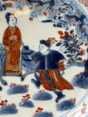 Een paar Chinese Imari-stijl 'Xi Xiang Ji' borden, Kangxi — foto 3