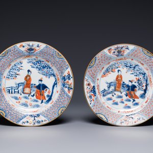 Een paar Chinese Imari-stijl 'Xi Xiang Ji' borden, Kangxi — foto 1