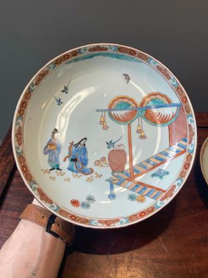 Een paar Chinese in Nederland beschilderde Kakiemon-stijl porseleinen borden — foto 12