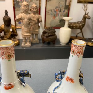 Een paar Chinese in Nederland beschilderde Kakiemon-stijl vaasjes, Kangxi — foto 10