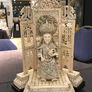 Een paar Chinese ingelegde ivoren figuren van keizer en keizerin op troon, ca. 1900 — foto 43