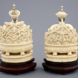 Een paar Chinese ivoren keizersfiguren op troon op houten sokkel, ca. 1900 — foto 3