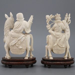 Een paar Chinese ivoren sculpturen op houten sokkel, begin 20e — foto 1