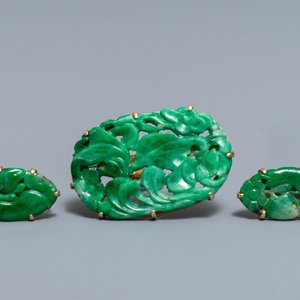 Een paar Chinese jade oorringen en een broche gezet in 14 karaat goud, 20e eeuw — foto 1