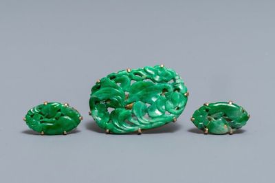 Een paar Chinese jade oorringen en een broche gezet in 14 karaat goud, 20e eeuw