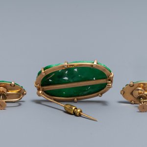 Een paar Chinese jade oorringen en een broche gezet in 14 karaat goud, 20e eeuw — foto 2