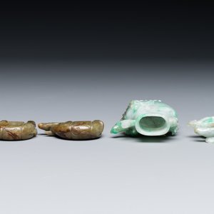 Een paar Chinese jade sculpturen van olifanten en een dekselvaas op houten sokkels, 19e eeuw — foto 4