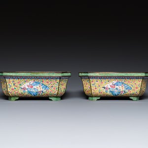 Een paar Chinese jardinières in Canton email met gele fondkleur, Jiaqing — foto 2