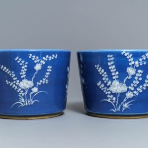 Een paar Chinese jardinières met slibversiering op blauwe fondkleur, 19e eeuw — foto 4