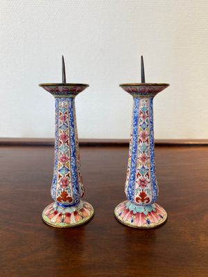 Een paar Chinese kandelaars in Canton email, Yongzheng/Qianlong — foto 1