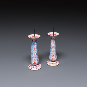 Een paar Chinese kandelaars in Canton email, Yongzheng/Qianlong — foto 1