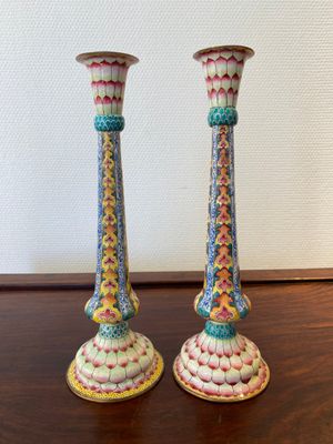 Een paar Chinese kandelaars met lotusdecor in Canton email, Yongzheng — foto 1