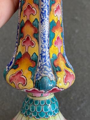 Een paar Chinese kandelaars met lotusdecor in Canton email, Yongzheng — foto 13