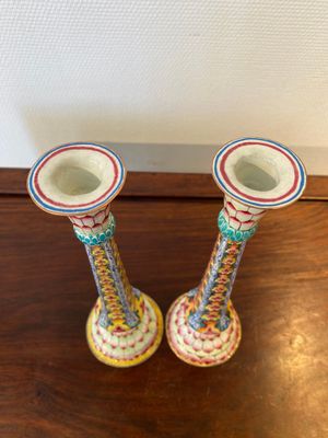 Een paar Chinese kandelaars met lotusdecor in Canton email, Yongzheng — foto 3