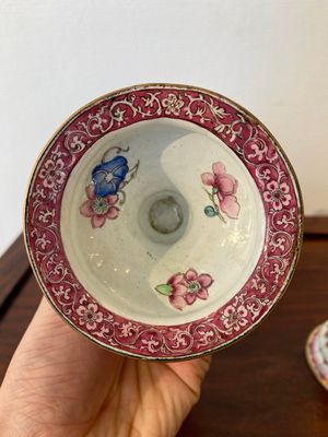 Een paar Chinese kandelaars met lotusdecor in Canton email, Yongzheng — foto 5