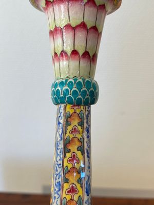 Een paar Chinese kandelaars met lotusdecor in Canton email, Yongzheng — foto 8