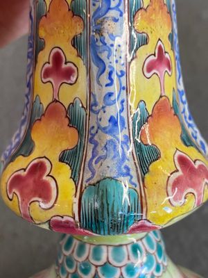 Een paar Chinese kandelaars met lotusdecor in Canton email, Yongzheng — foto 10