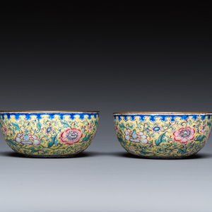 Een paar Chinese kommen in Canton email met gele fondkleur, Yongzheng/Qianlong — foto 5