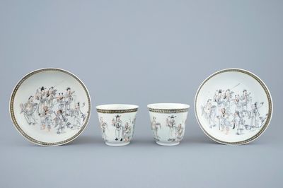 Een paar Chinese kop en schotels met grisaille en verguld decor van onsterfelijken, Qianlong, 18e eeuw