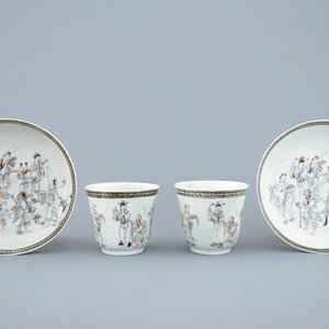 Een paar Chinese kop en schotels met grisaille en verguld decor van onsterfelijken, Qianlong, 18e eeuw — foto 1