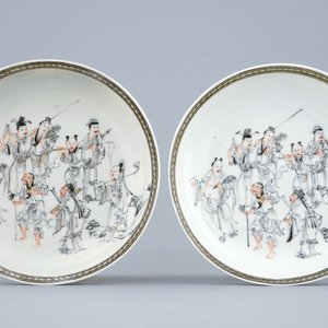 Een paar Chinese kop en schotels met grisaille en verguld decor van onsterfelijken, Qianlong, 18e eeuw — foto 2