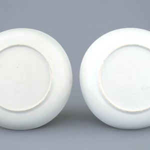 Een paar Chinese kop en schotels met grisaille en verguld decor van onsterfelijken, Qianlong, 18e eeuw — foto 3