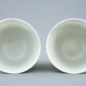 Een paar Chinese kop en schotels met grisaille en verguld decor van onsterfelijken, Qianlong, 18e eeuw — foto 4