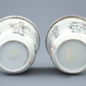Een paar Chinese kop en schotels met grisaille en verguld decor van onsterfelijken, Qianlong, 18e eeuw — foto 5