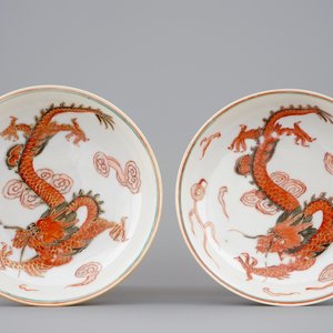 Een paar Chinese koppen en schotels met draken in ijzerrood en verguld, Yongzheng, 1723-1735 — foto 2