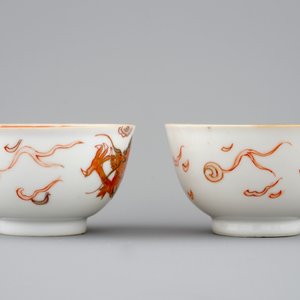 Een paar Chinese koppen en schotels met draken in ijzerrood en verguld, Yongzheng, 1723-1735 — foto 5