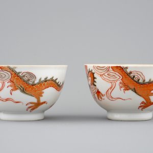 Een paar Chinese koppen en schotels met draken in ijzerrood en verguld, Yongzheng, 1723-1735 — foto 7