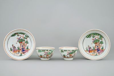 Een paar Chinese koppen en schotels met kersenplukkers, Qianlong, 18e eeuw
