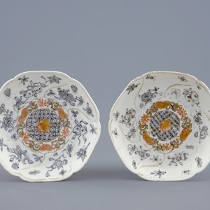 Een paar Chinese koppen en schotels met verguld grisaille decor van vruchten, Yongzheng, 1723-1735 — foto 2