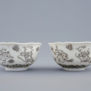 Een paar Chinese koppen en schotels met verguld grisaille decor van vruchten, Yongzheng, 1723-1735 — foto 4