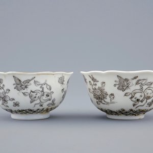 Een paar Chinese koppen en schotels met verguld grisaille decor van vruchten, Yongzheng, 1723-1735 — foto 6