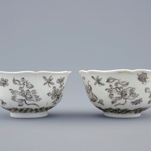 Een paar Chinese koppen en schotels met verguld grisaille decor van vruchten, Yongzheng, 1723-1735 — foto 7