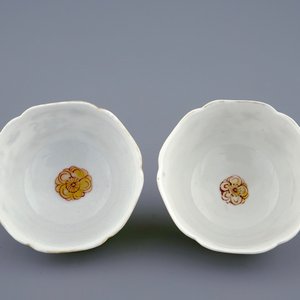 Een paar Chinese koppen en schotels met verguld grisaille decor van vruchten, Yongzheng, 1723-1735 — foto 8