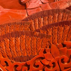 Een paar Chinese lakwerk vazen met Culturele Revolutie decor, 20e eeuw — foto 17