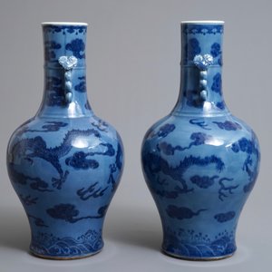 Een paar Chinese lavendelblauwe vazen met onderglazuur draken, 18/19e eeuw — foto 4