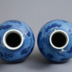 Een paar Chinese lavendelblauwe vazen met onderglazuur draken, 18/19e eeuw — foto 5