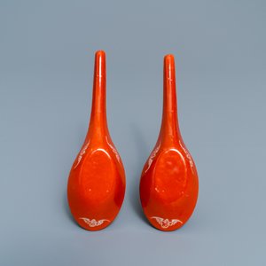 Een paar Chinese lepels met wit decor op ijzerrode fondkleur, 19e eeuw — foto 2