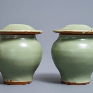 Een paar Chinese Longquan celadon dekselvazen, Ming — foto 3