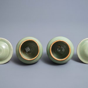 Een paar Chinese Longquan celadon dekselvazen, Ming — foto 5