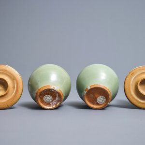 Een paar Chinese Longquan celadon dekselvazen, Ming — foto 6